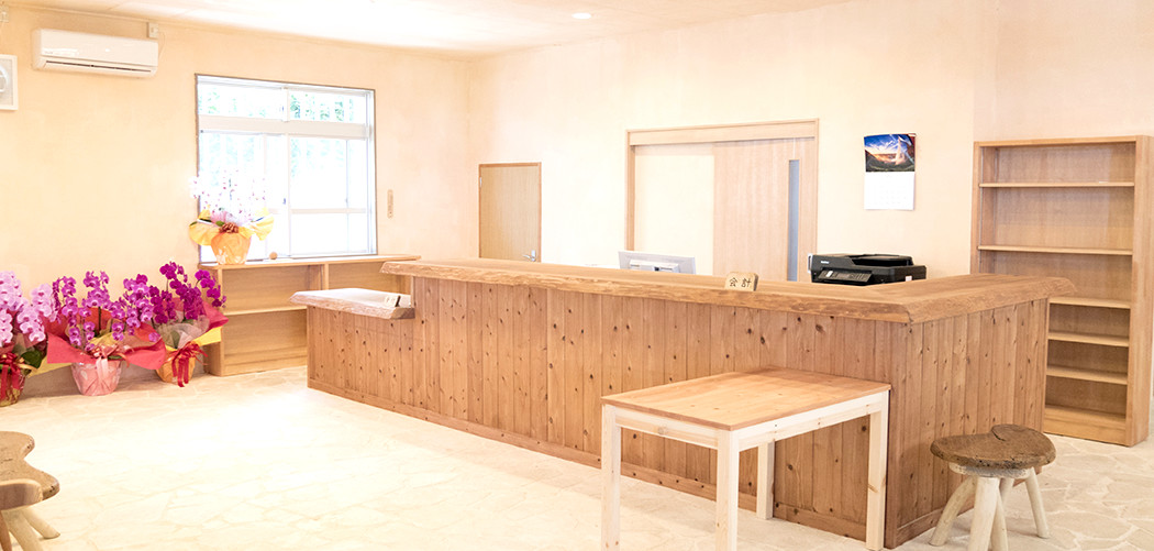 木の香りで心休まる院内受付